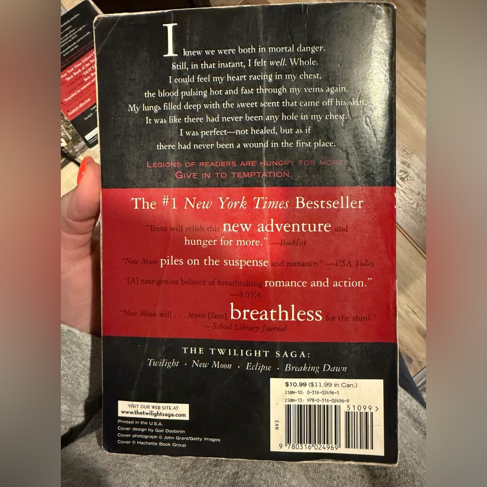 New Moon Twilight Saga Book - Picture 2 of 2